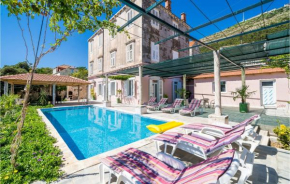 Nice apartment in Dubrovnik with Outdoor swimming pool, WiFi and 5 Bedrooms